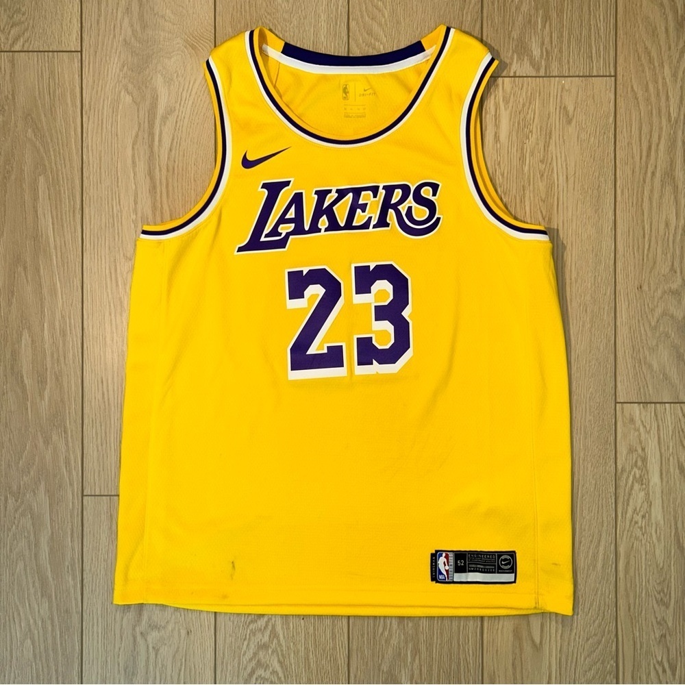 Nike Men's Los Angeles Lakers LeBron James Icon Edition Swingman Jersey Gold 23
